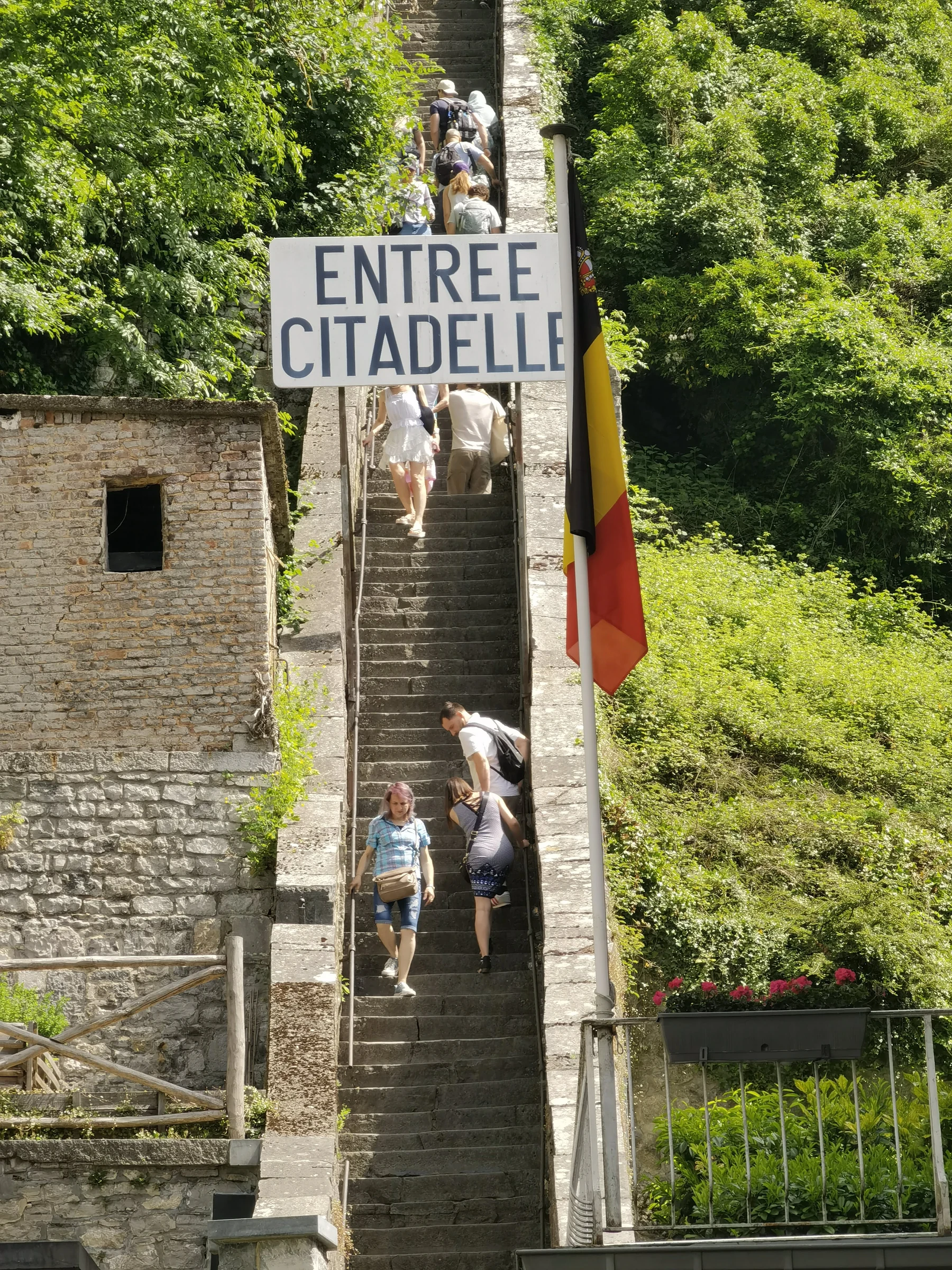 迪南古堡入口处的陡峭石阶和“Entree Citadelle”标识
