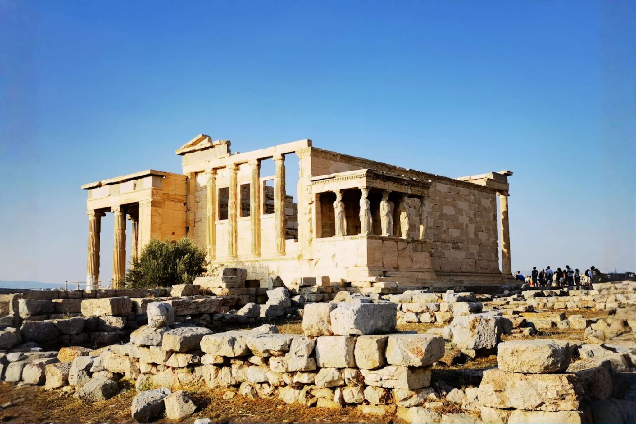 🏛️ 夕阳下的伊瑞克提翁神庙少女柱廊 | 六位优雅的少女化身石柱,托举着古希腊文明的重量