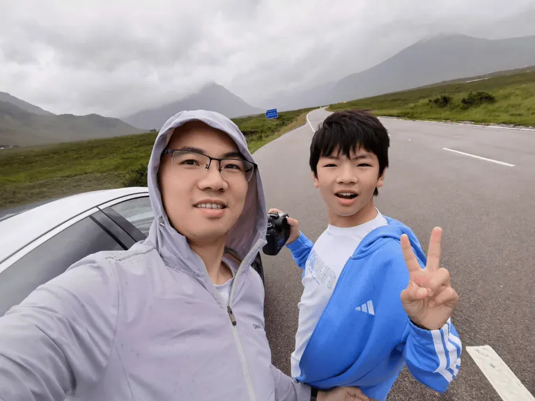 公路旁的父子