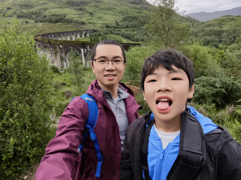 高架桥前的父子