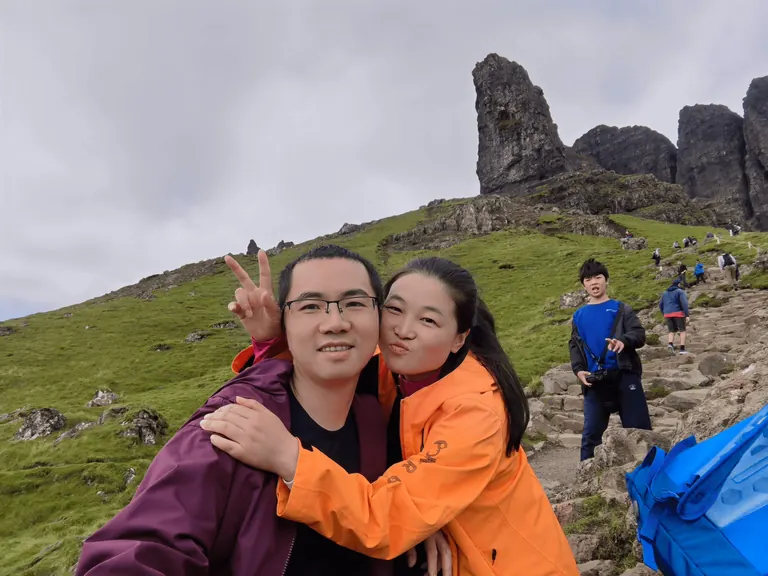 Storr 岩柱前的拥抱