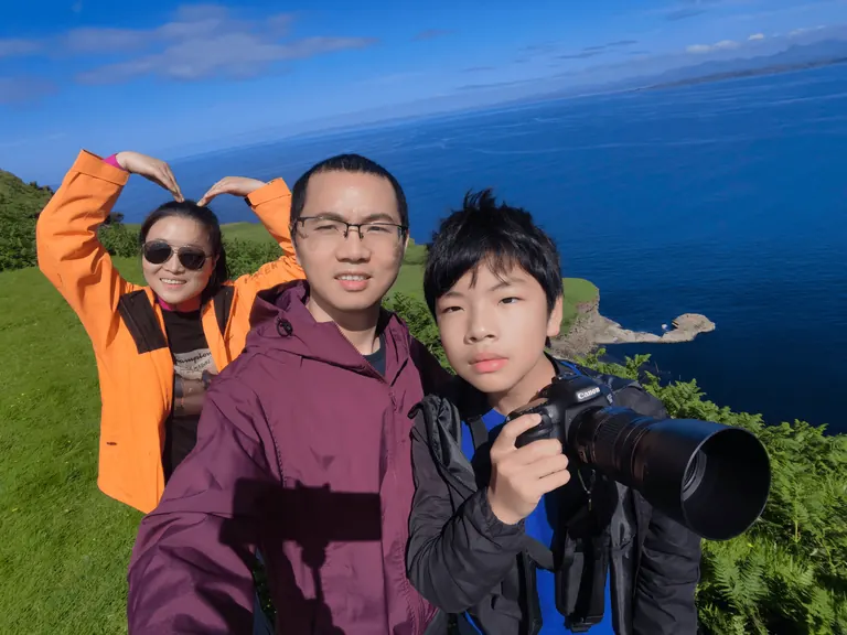 海岸高处家庭合影