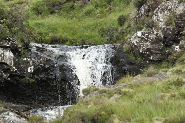 Fairy Pools 黑色岩壁上的多股瀑布