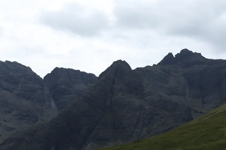 Fairy Pools 尽头的 Cuillin 锯齿状山脊