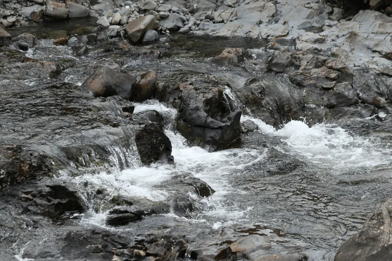 Fairy Pools 深色岩块之间的急流