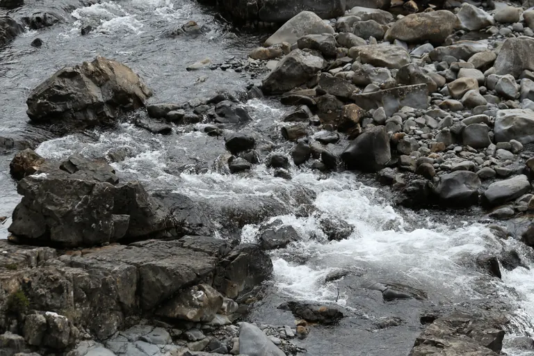 Fairy Pools 岩块间的白水溪流
