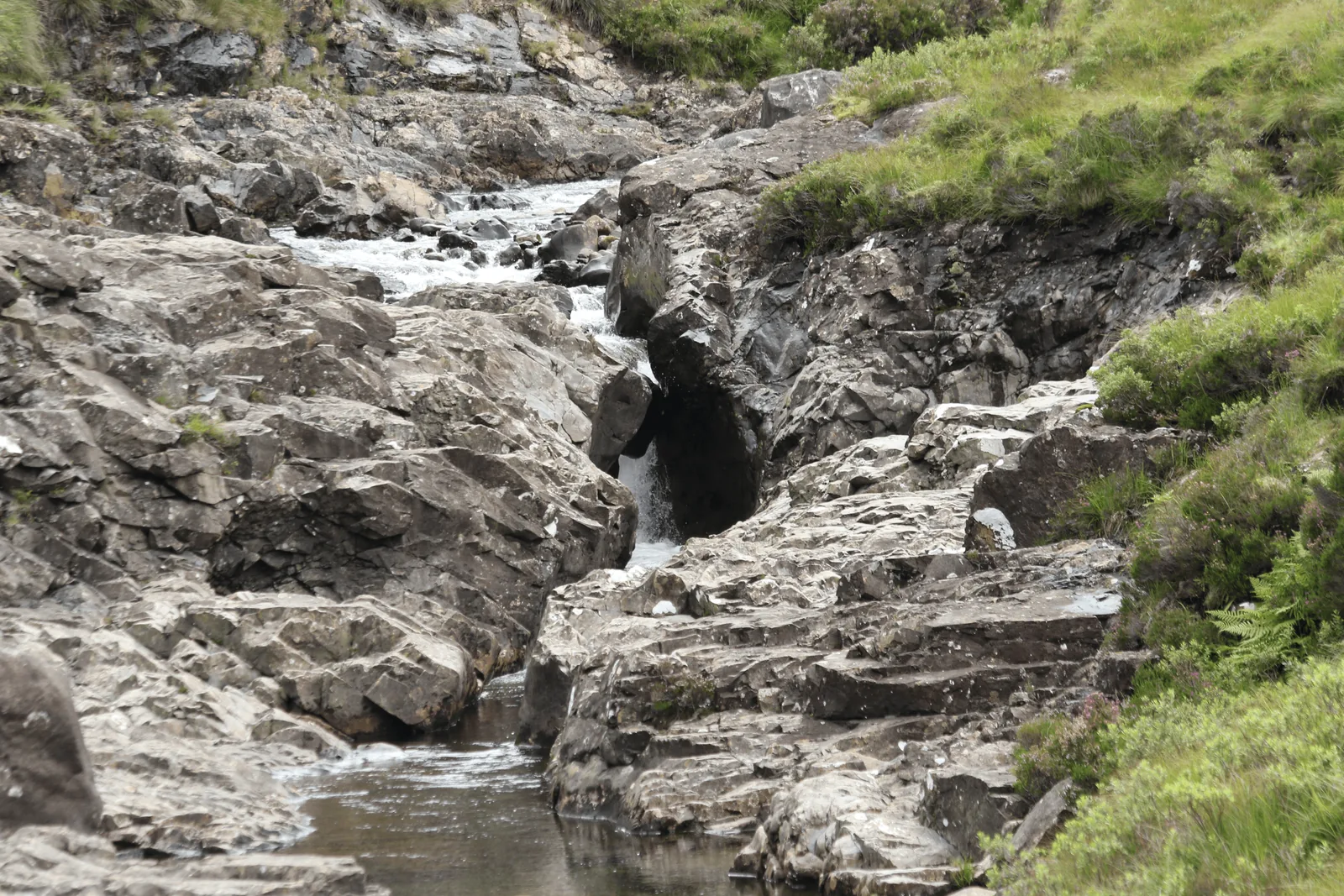 Fairy Pools 浅色岩层中的狭窄池穴
