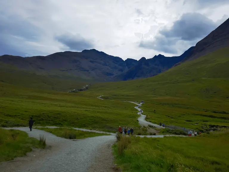 仙女池山谷与远处 Cuillin 群山