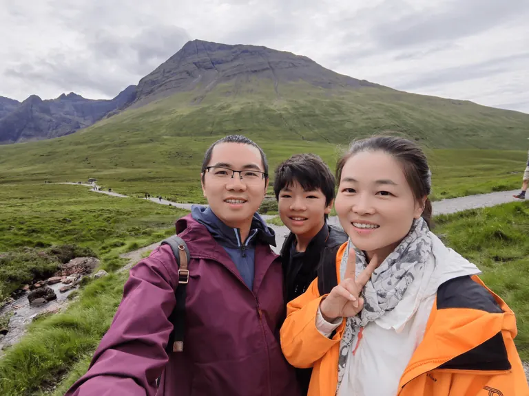 全家人在仙女池溪流边徒步的合影