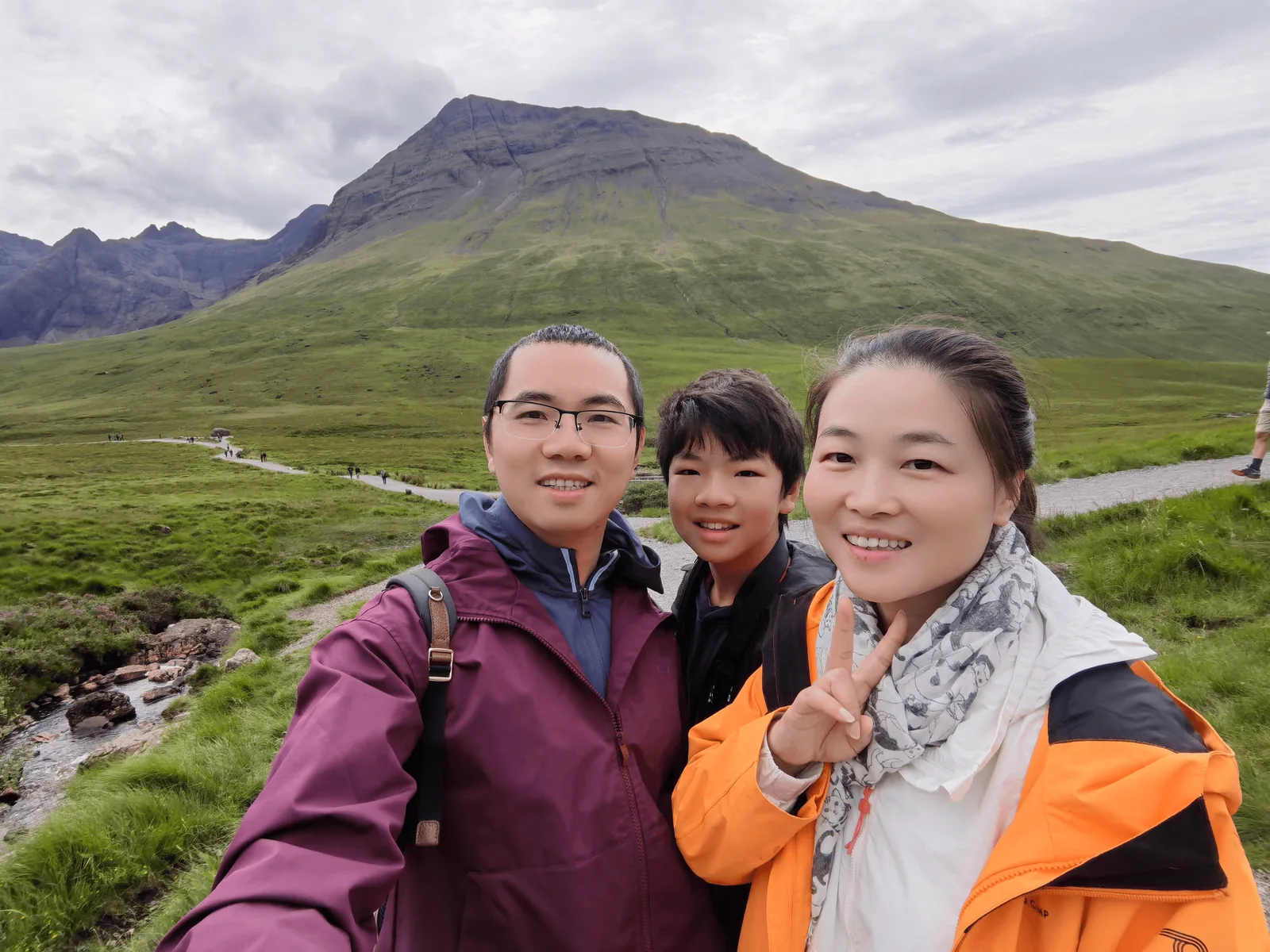 全家人在仙女池溪流边徒步的合影