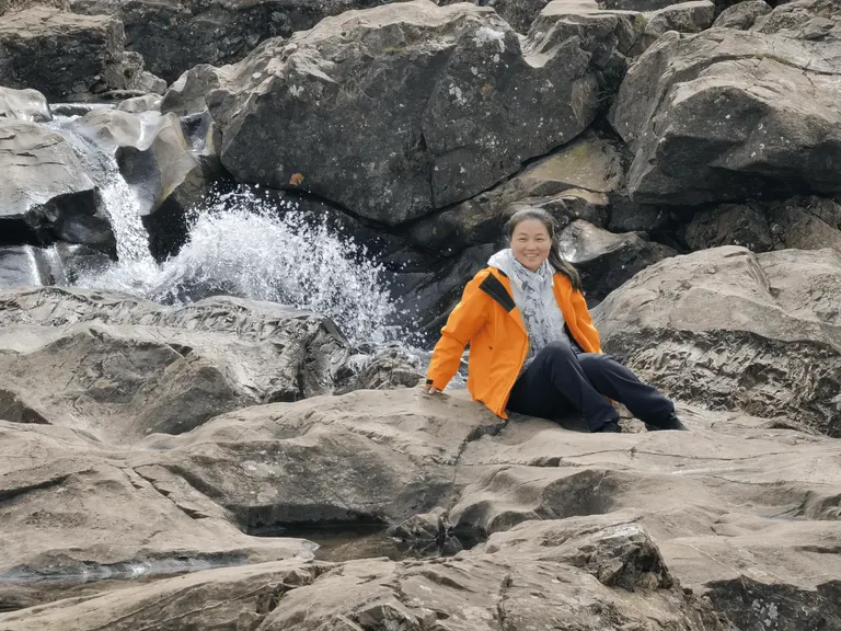 Spring 坐在 Fairy Pools 溪谷瀑布旁休息