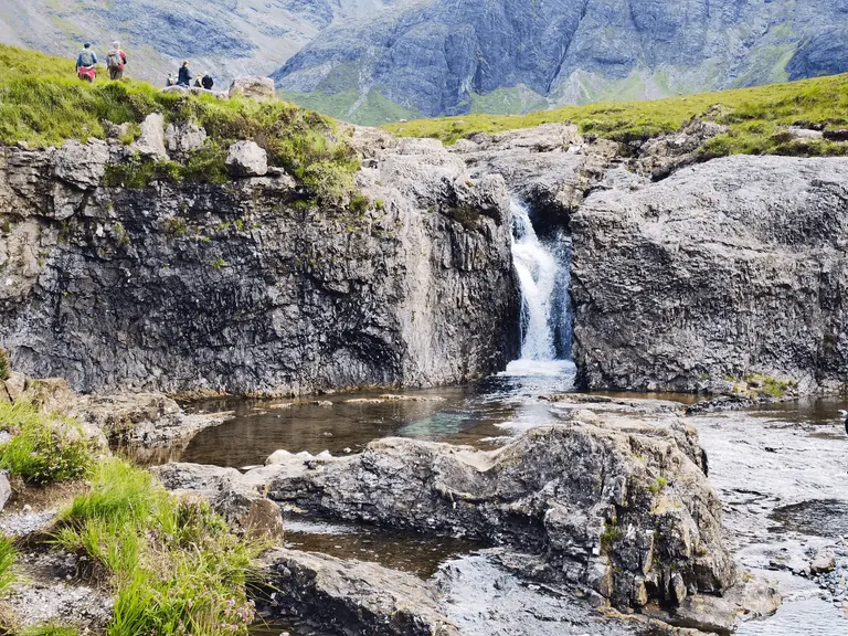 Fairy Pools 深色岩壁间的多层瀑布