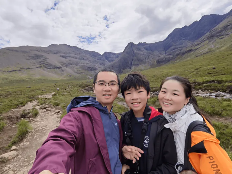 一家三口在 Fairy Pools 山谷前自拍