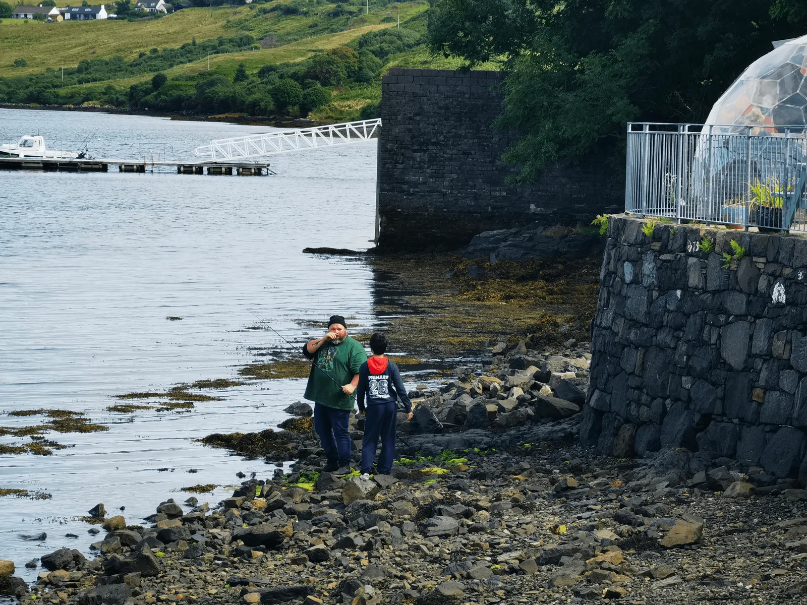 Feynman 走向 Loch Harport 岸边的垂钓者