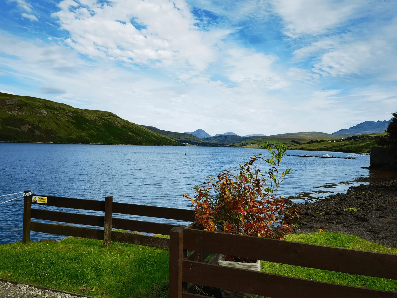 Loch Harport 海湾与户外长桌