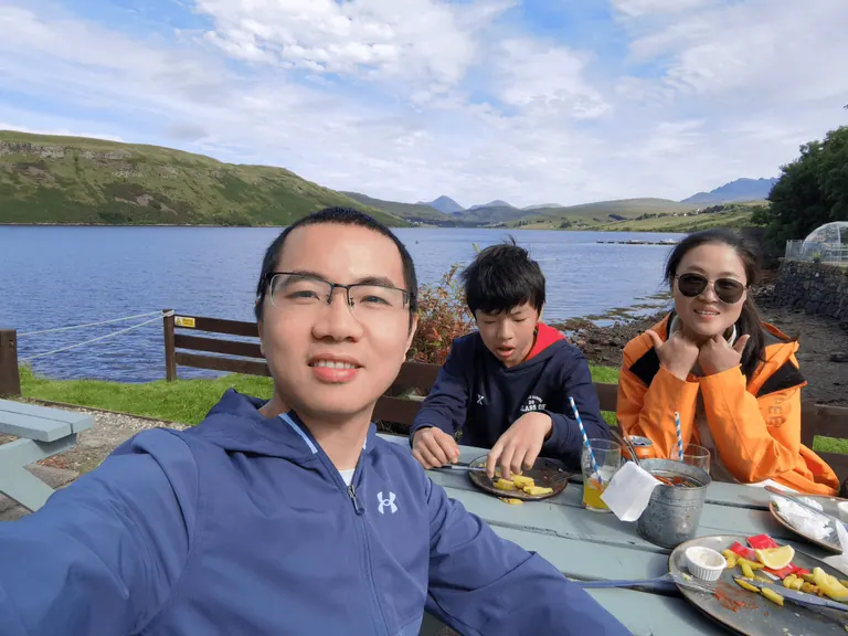 一家三口在 Loch Harport 岸边的 The Old Inn 用餐