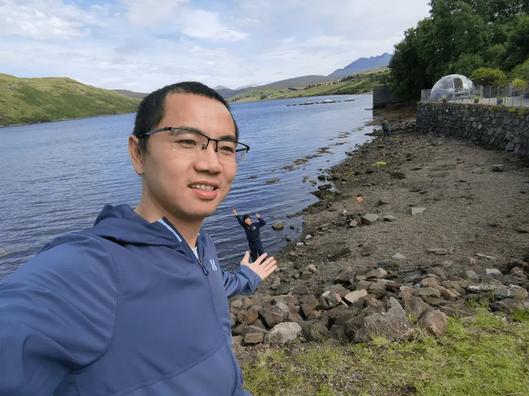 Martin 自拍与 Loch Harport 岸边挥手的 Feynman