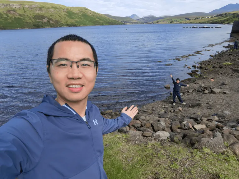 Martin 指向 Loch Harport 与岸边的 Feynman