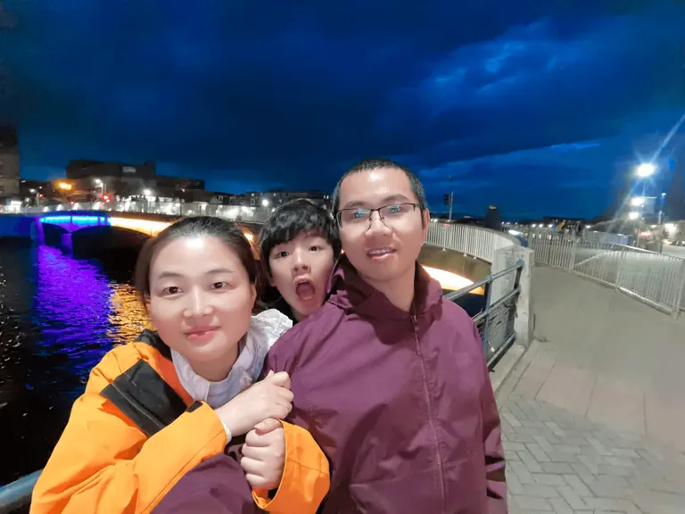 全家在因弗内斯夜色城市街道上的合影
