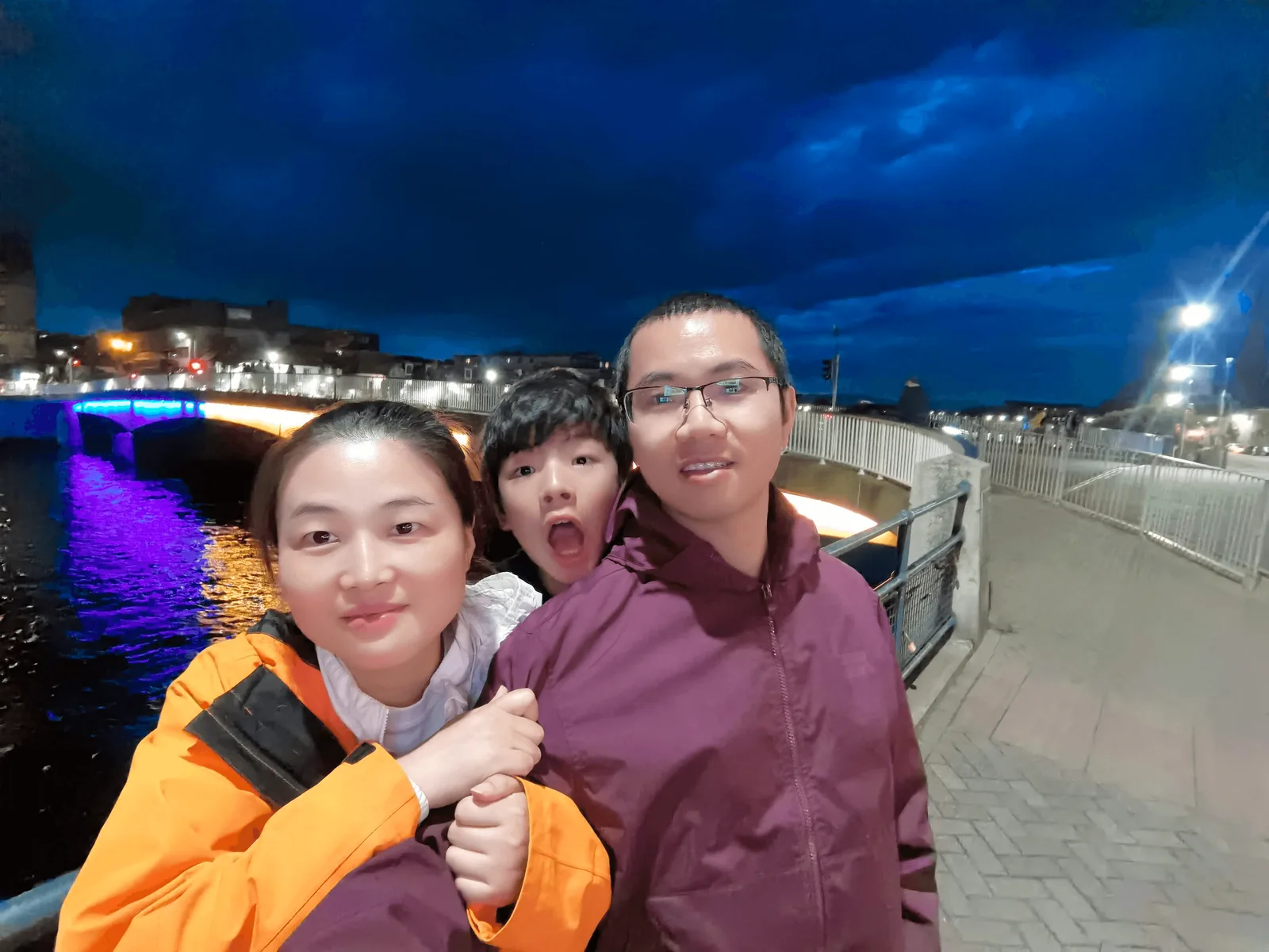 全家在因弗内斯夜色城市街道上的合影