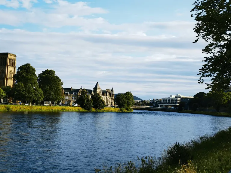 清晨 River Ness 河面与两岸树影。