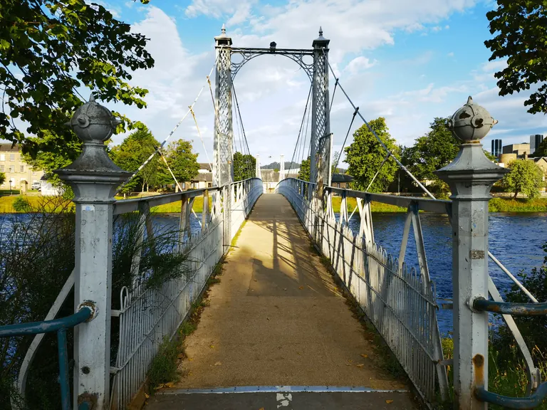 清晨的 Greig Street Bridge 横跨 River Ness。