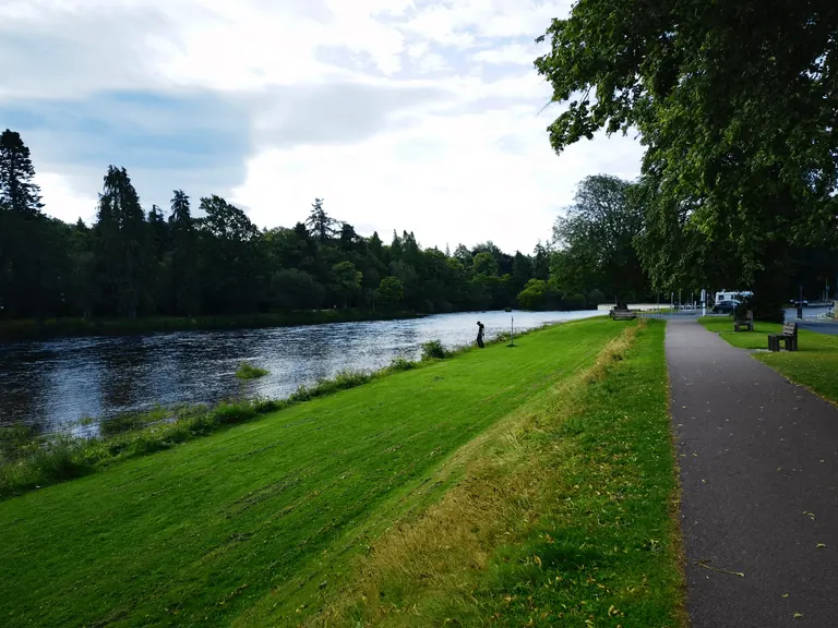 River Ness 河岸步道。