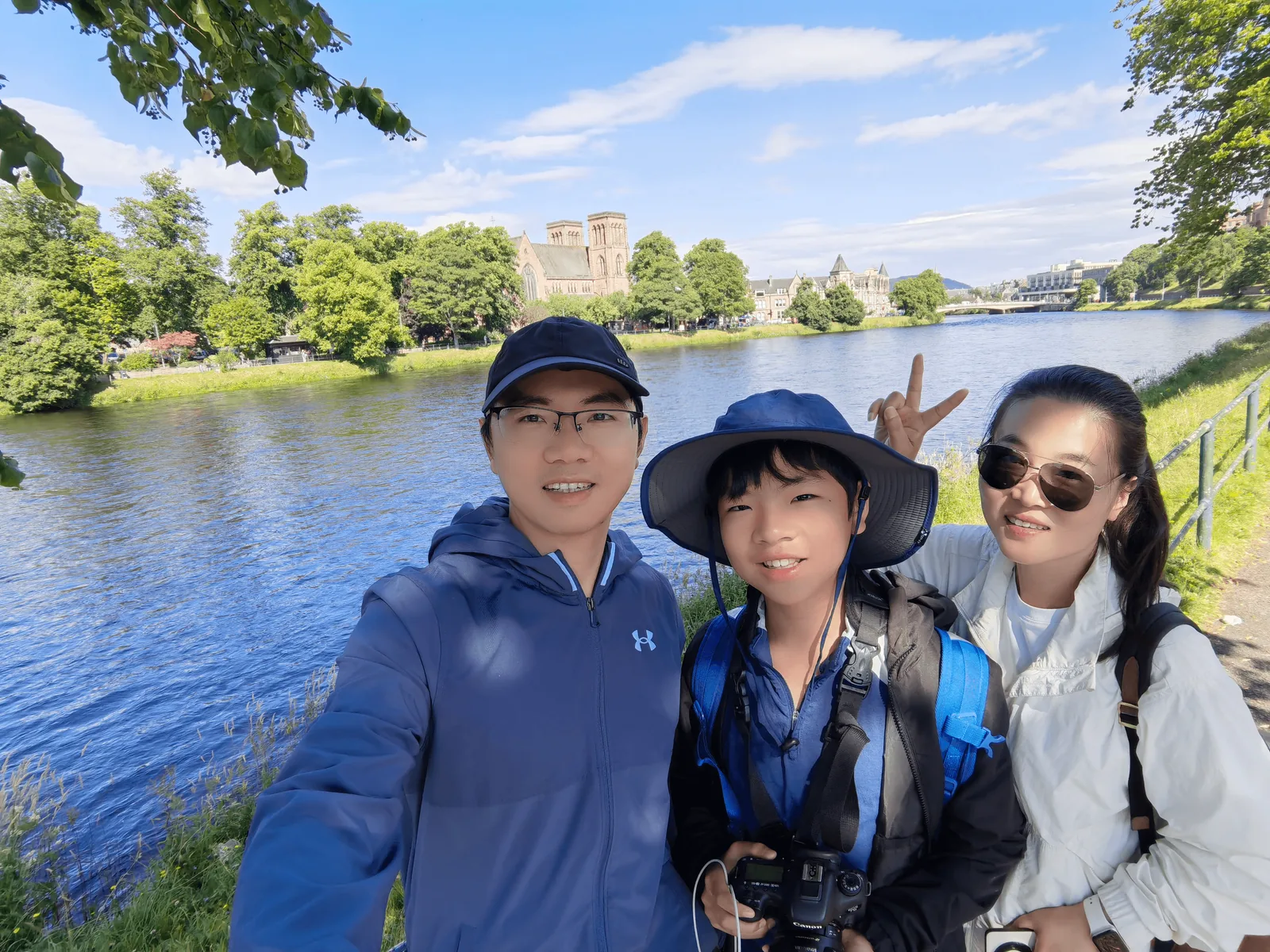 一家人在 River Ness 河岸合影