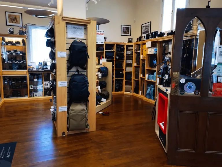 Ffordes Photographic 店内柜台与货架。