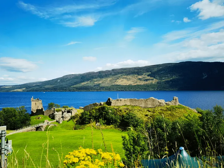 关闭边界外所见的 Urquhart Castle。