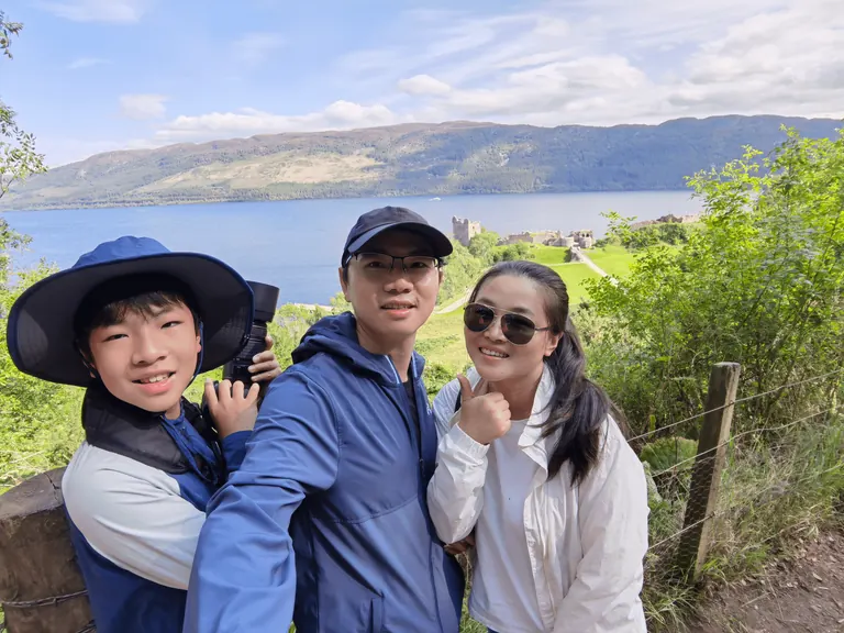 一家人在 Loch Ness 高处观景区域合影。