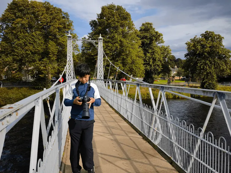 Feynman 站在 Greig Street Bridge 上。