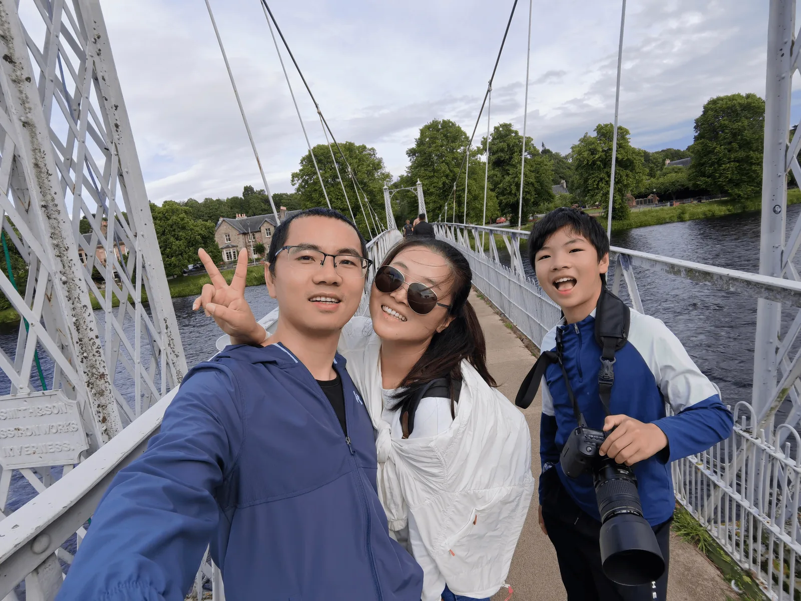 一家人在 Greig Street Bridge 附近合影
