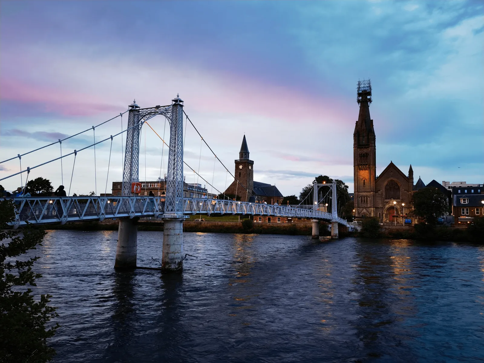暮色中亮灯的 Greig Street Bridge