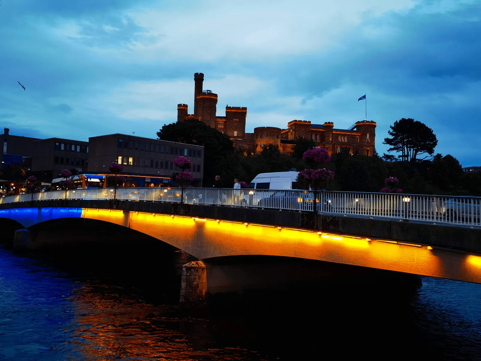 夜色中从 River Ness 对岸看到的 Inverness Castle