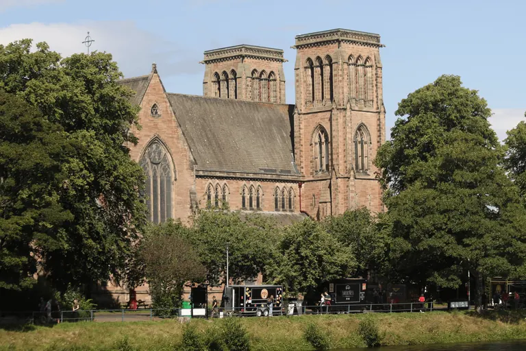 River Ness 对岸的 Inverness Cathedral。