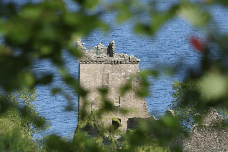 树木与石墙之间的 Urquhart Castle。
