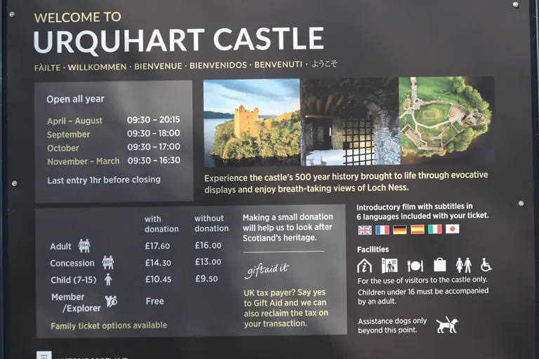 Urquhart Castle 现场解说牌。