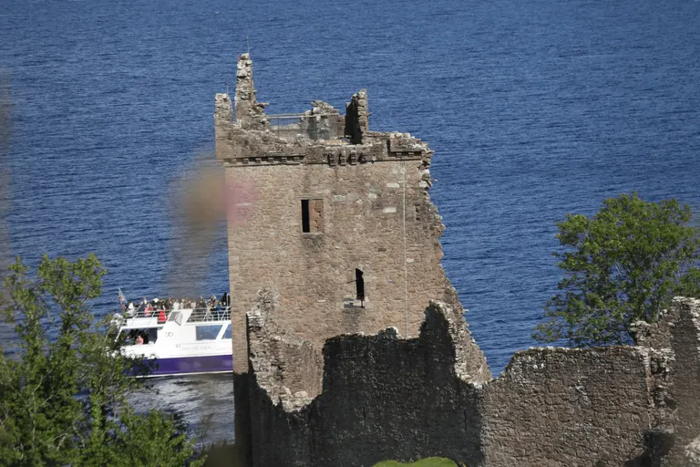 Urquhart Castle 石塔与残墙。