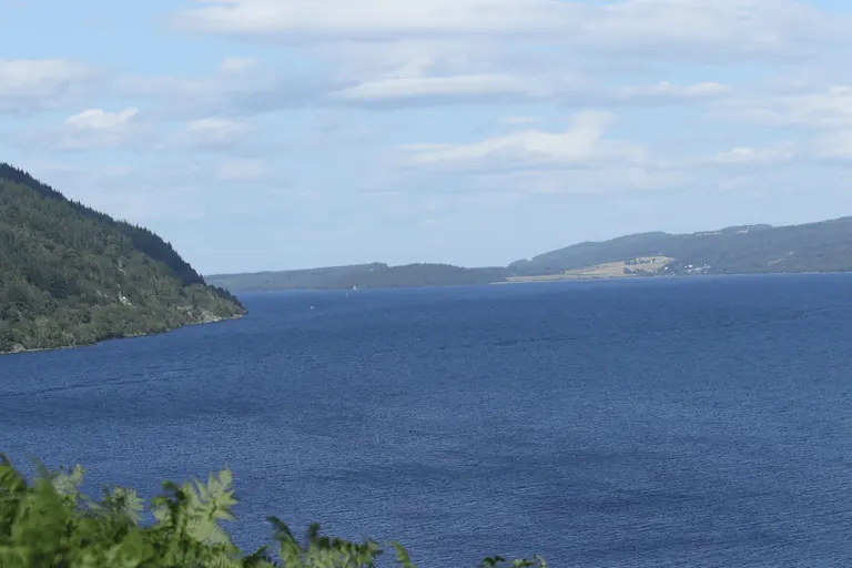 Loch Ness 湖面与远山。