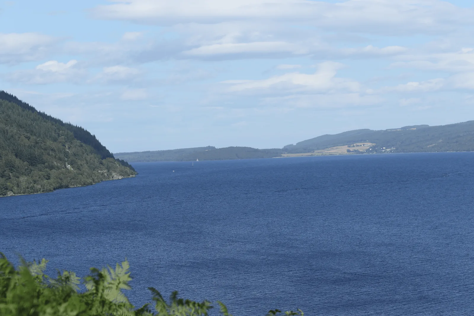 长焦下的 Loch Ness 湖面与远山