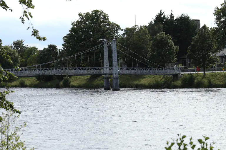 Greig Street Bridge 的桥塔与缆索。
