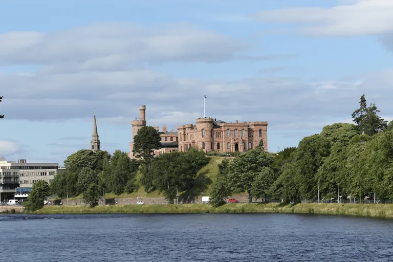 从 River Ness 河岸远望 Inverness Castle。