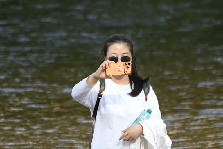 Spring 在 River Ness 河岸。