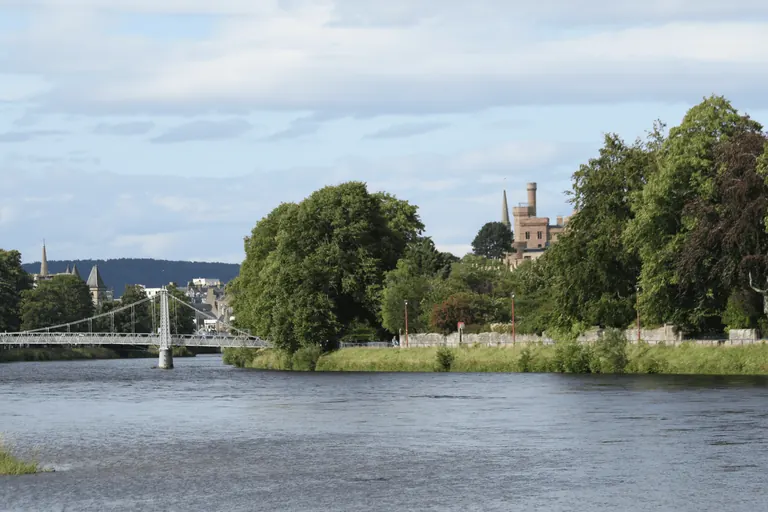 傍晚的 River Ness 河面与树岸。