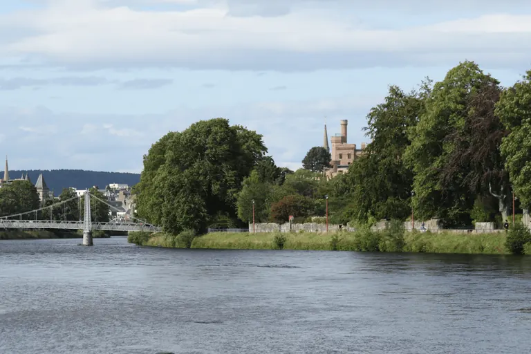 Greig Street Bridge 与 Inverness 河岸景观。
