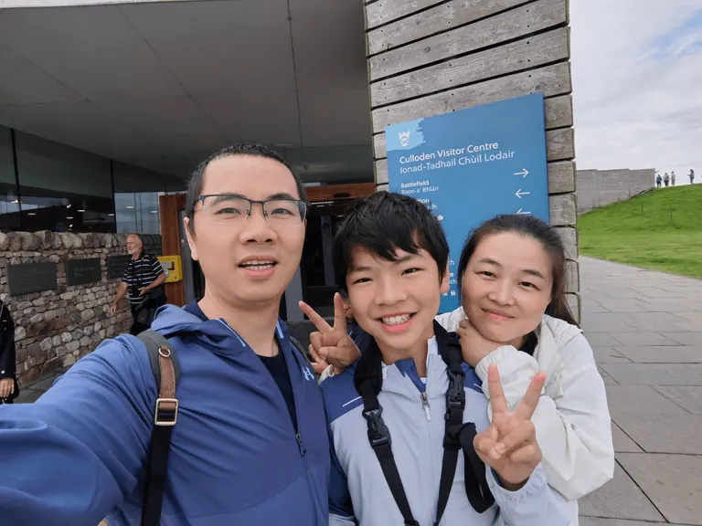 Martin 与 Feynman 在 Culloden Battlefield Visitor Centre 入口前自拍。