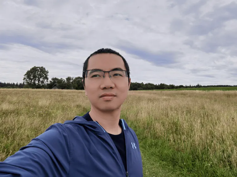 Martin 在 Culloden 荒原与林线前的自拍肖像。
