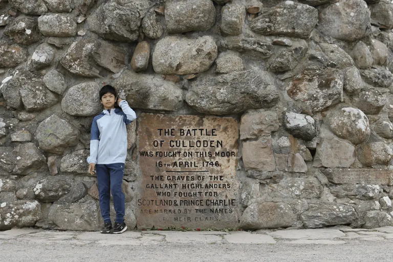 Feynman 站在 Culloden Memorial Cairn 前。