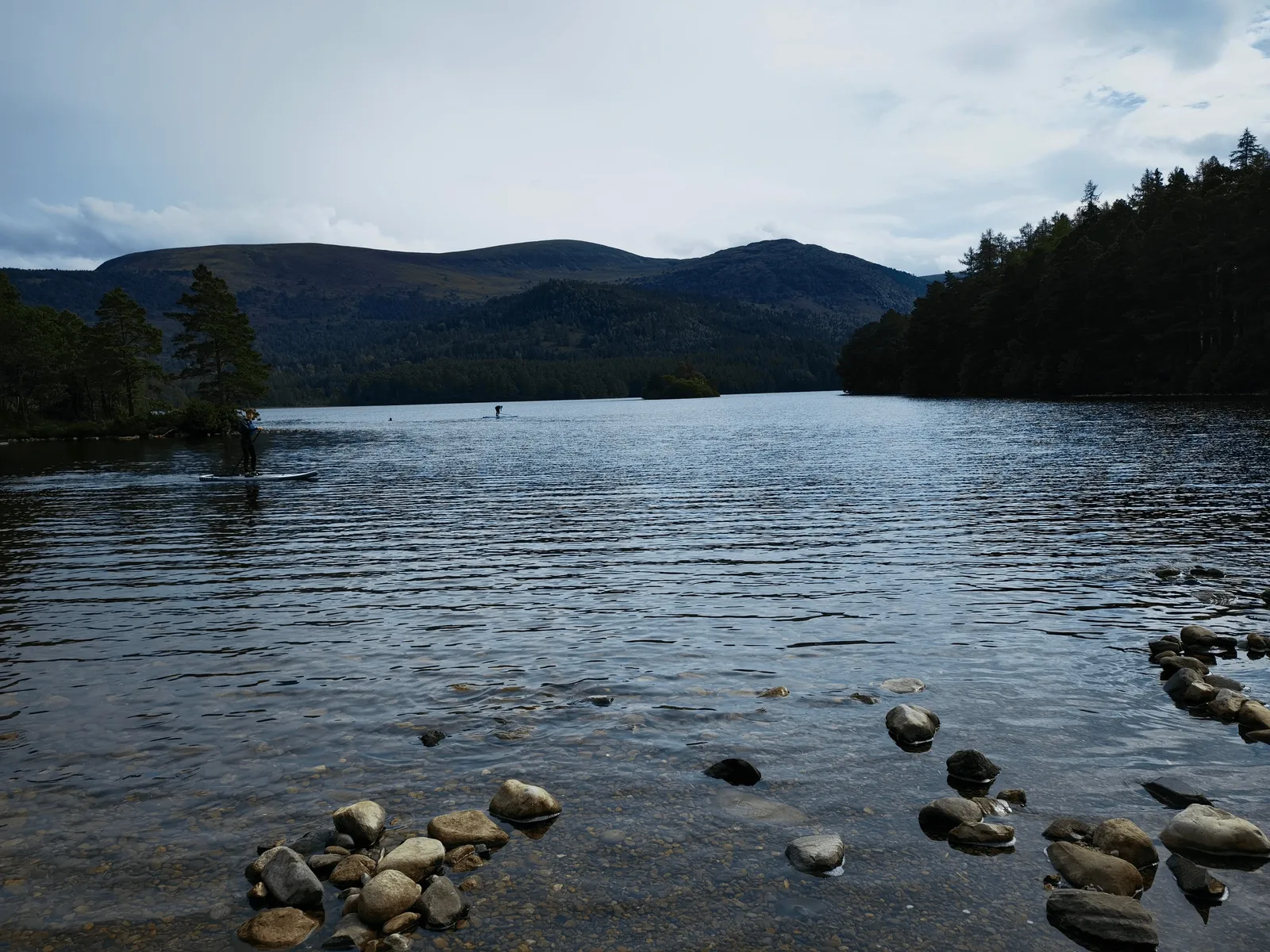 Loch an Eilein 湖面、林岸与远山组成宽阔横景。